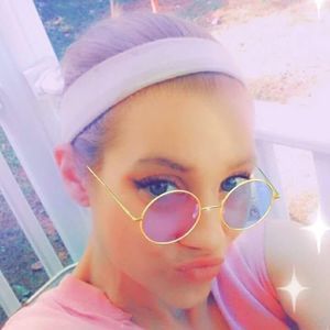 Meet your Posher, Adrienne